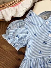 SHEIN Playful Pals 女嬰夏季短袖洋裝，時尚百搭可愛藍白條紋蝴蝶結圖案印花領泡泡袖休閒學院風，清新條紋學院風泡泡袖襯衫短袖洋裝，適合春夏季外出、日常休閒舒適穿著，適合戶外玩耍與度假 - 藍色 - 查看 7