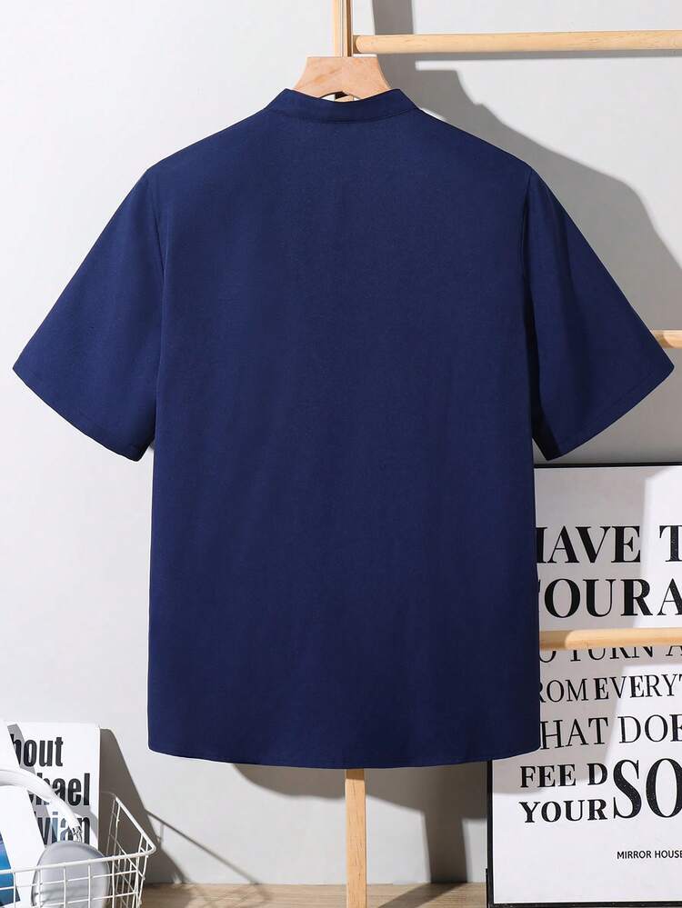 SHEIN 青少年男童素色單排扣短袖紋理休閒襯衫，百搭舒適簡約時尚，適合日常穿著、上學、戶外、海邊度假，夏季海軍藍襯衫海軍藍鈕扣短袖襯衫男童短袖襯衫 - 寶藍色 - 查看 2