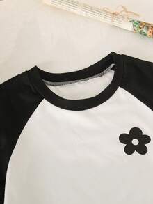 SHEIN 青少年女孩 T-shirt 套裝，運動風粉色與深綠色拼接短袖 T-shirt 與短褲套裝，夏季寬鬆貼身設計，輕量面料，適合日常外出、休閒運動或造型穿搭 - 黑與白 - 查看 6
