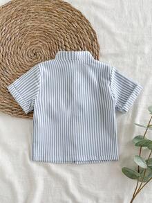 SHEIN Vintaside Kids 男嬰藍白條紋3D絨毛熊裝飾襯衫，時尚休閒度假POLO領短袖上衣，適合夏季出遊 - 白色 - 查看 3