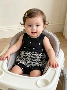 SHEIN Playful Pals 女婴藏蓝色无袖上衣，镂空爱心蝴蝶结设计，刺绣面料，时尚优雅，夏季儿童套装，搭配蕾丝遮阳帽，适合度假和通勤。 - 寶藍色 - 查看 12