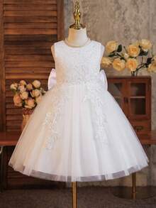 SHEIN Glamorique Kids Vestido elegante y encantador para niñas con encaje blanco, sin mangas, cintura ceñida, lazo decorativo, de doble capa de tul esponjoso y lujoso - Blanco - Ver 3