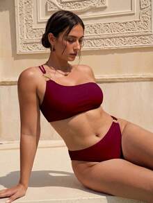 Swim Chiccia 大尺碼女款素色單肩金屬飾邊細肩帶上衣與素色側邊金屬飾邊比基尼泳褲 優雅極簡 2 件式泳衣 - 酒紅色 - 查看 4