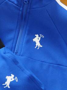 SHEIN 幼童男童 2件組 淺藍色條紋 Polo 衫長褲套裝 黑馬圖案 - 藏藍色 - 查看 6
