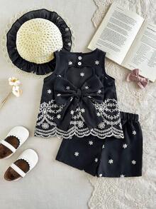 SHEIN Playful Pals 女婴藏蓝色无袖上衣，镂空爱心蝴蝶结设计，刺绣面料，时尚优雅，夏季儿童套装，搭配蕾丝遮阳帽，适合度假和通勤。 - 寶藍色 - 查看 3