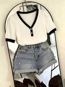 SHEIN Franclia Áo thun nữ dệt gân mới mùa hè, cổ chữ V tương phản, cúc ngọc trai, tay phồng, ôm sát tôn dáng, đa năng - Đen và trắng - Xem 8