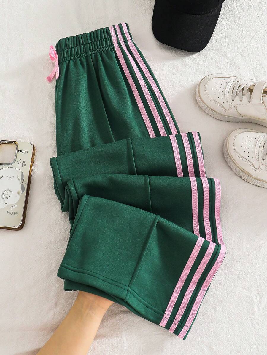 SHEIN 女童經典美式復古學院風運動長褲,深綠色搭配精緻粉色側條紋,鬆緊抽繩腰頭附迷人粉色蝴蝶結飾,寬鬆直筒剪裁,兼具運動活力與甜美少女風,適合上學、休閒外出與日常穿著 - 墨綠色 - 查看 1