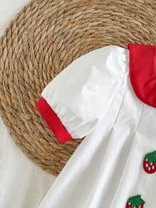 SHEIN 女嬰夏季新款甜美草莓刺繡洋裝，可愛彼得潘領泡泡袖公主風短袖洋裝 - 紅白色 - 查看 9