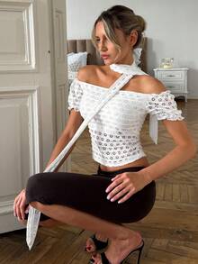 Livesso Blusa de mujer elegante para verano, casual, blanca, corta, con encaje jacquard calado, con cordones y lazo, hombros descubiertos, para boda y banquete - Blanco - Ver 2