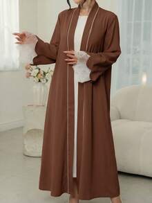Al Najma Abayas con pechera de color contrastante y decoración de pétalos, puños de encaje emendados - Café integral - Ver 4