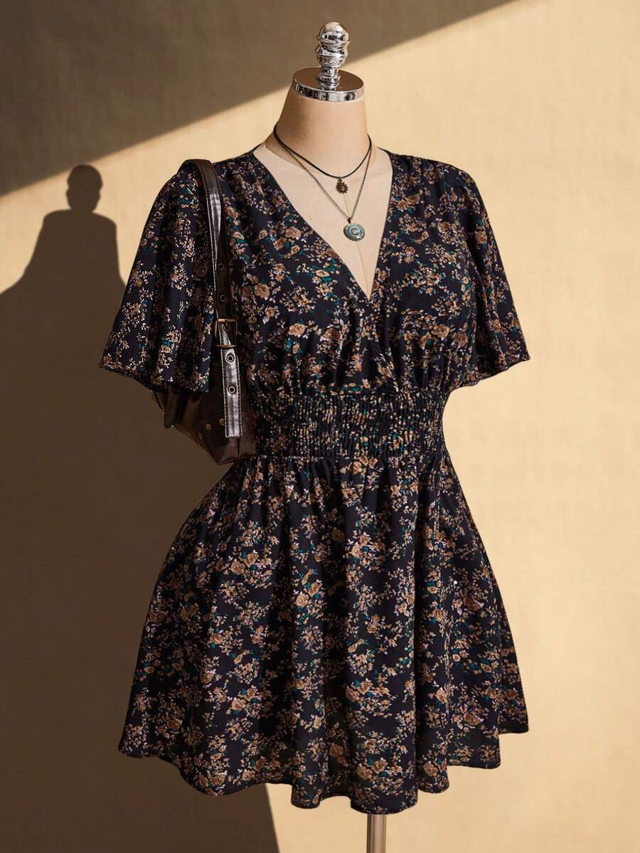 SHEIN ICON 大尺碼女款V領花卉印花百褶休閒派對洋裝 - 黑色 - 查看 1
