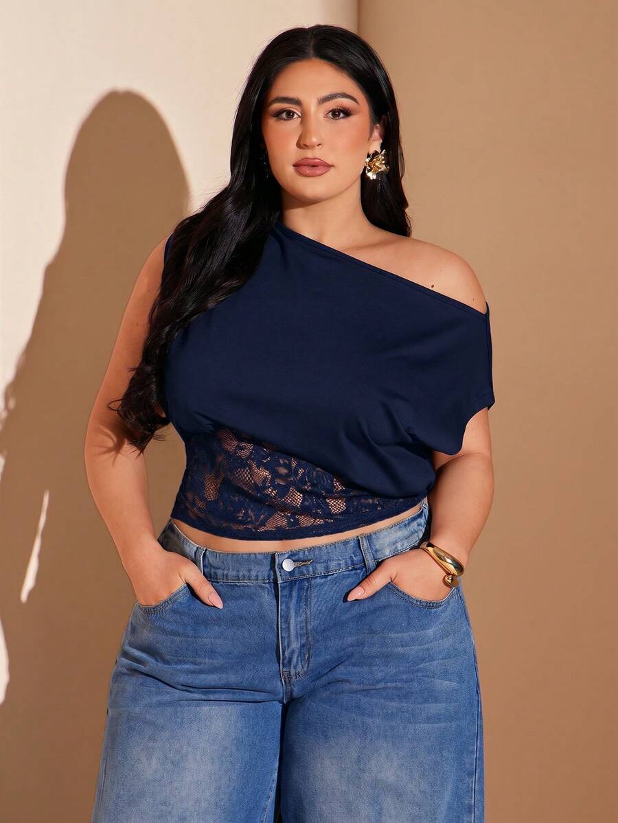 SHEIN BAE 大尺碼女款春夏黑色針織蕾絲拼接不對稱肩上衣,性感度假風上衣 - 藏蓝色 - 查看 1