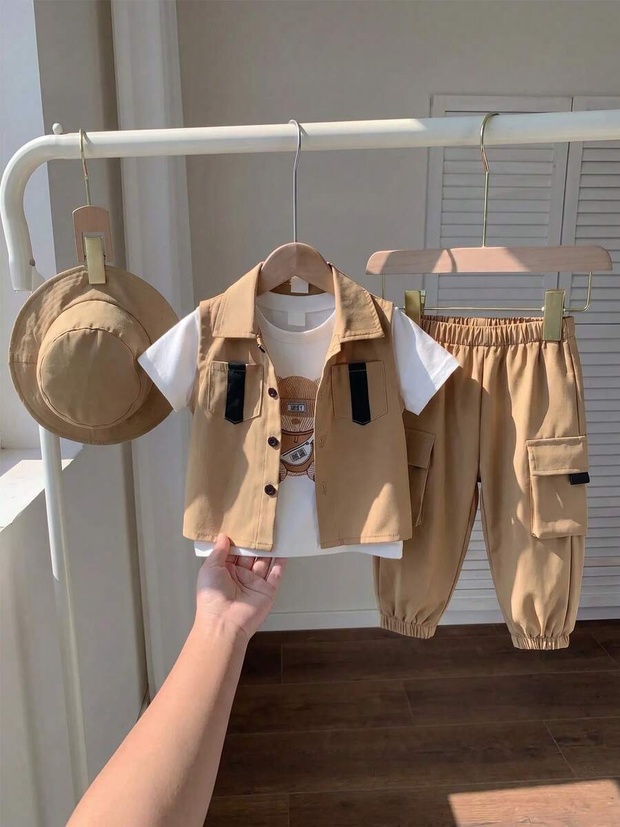 SHEIN Playful Pals 男婴工装口袋背心套装，包含字母印花短袖T恤和休闲工装裤，时尚百搭，清爽舒适面料，适合夏季室内外穿着