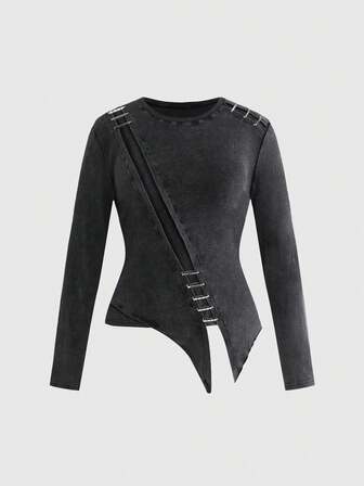Grunge Punk Camiseta ajustada de mujer talla grande con estampado de copo de nieve, dobladillo asimétrico y decoración de imperdible estilo punk Y2k