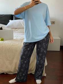 Livesso 2件組女款睡衣套裝，純色寬鬆T恤上衣搭配花卉線條圖案印花睡褲，適合夏季 - 淺藍色 - 查看 5