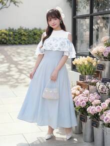 Bijouette Zan Ying 櫻花季末班車限量版大尺碼灰藍拼接水墨印花露肩洋裝，法式優雅拼接設計，上身水墨花卉印花 + 露肩荷葉邊下擺，下身灰藍修身A字長洋裝，完美遮肚遮臀顯瘦效果，適合梨形與蘋果身型，全尺碼無束縛，5月初夏季優雅通勤約會出遊賞花多場景穿搭，適合黃金週逛街旅遊氛圍穿搭，大尺碼女裝專屬高級顯瘦宴會日常長洋裝，收腰顯瘦洋裝，後背繫帶設計時尚優雅顯瘦 - 藍白色 - 查看 9