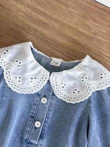 SHEIN 1件女嬰春秋法式田園風牛仔連身衣，水洗藍牛仔布料搭配鏤空刺繡白色蕾絲大領，半開襟鈕扣 + 苞袖袖口，按扣褲襠設計，復古甜美風，百搭時尚女嬰服飾，適合日常外出與周歲生日拍照 - 藍色 - 查看 3