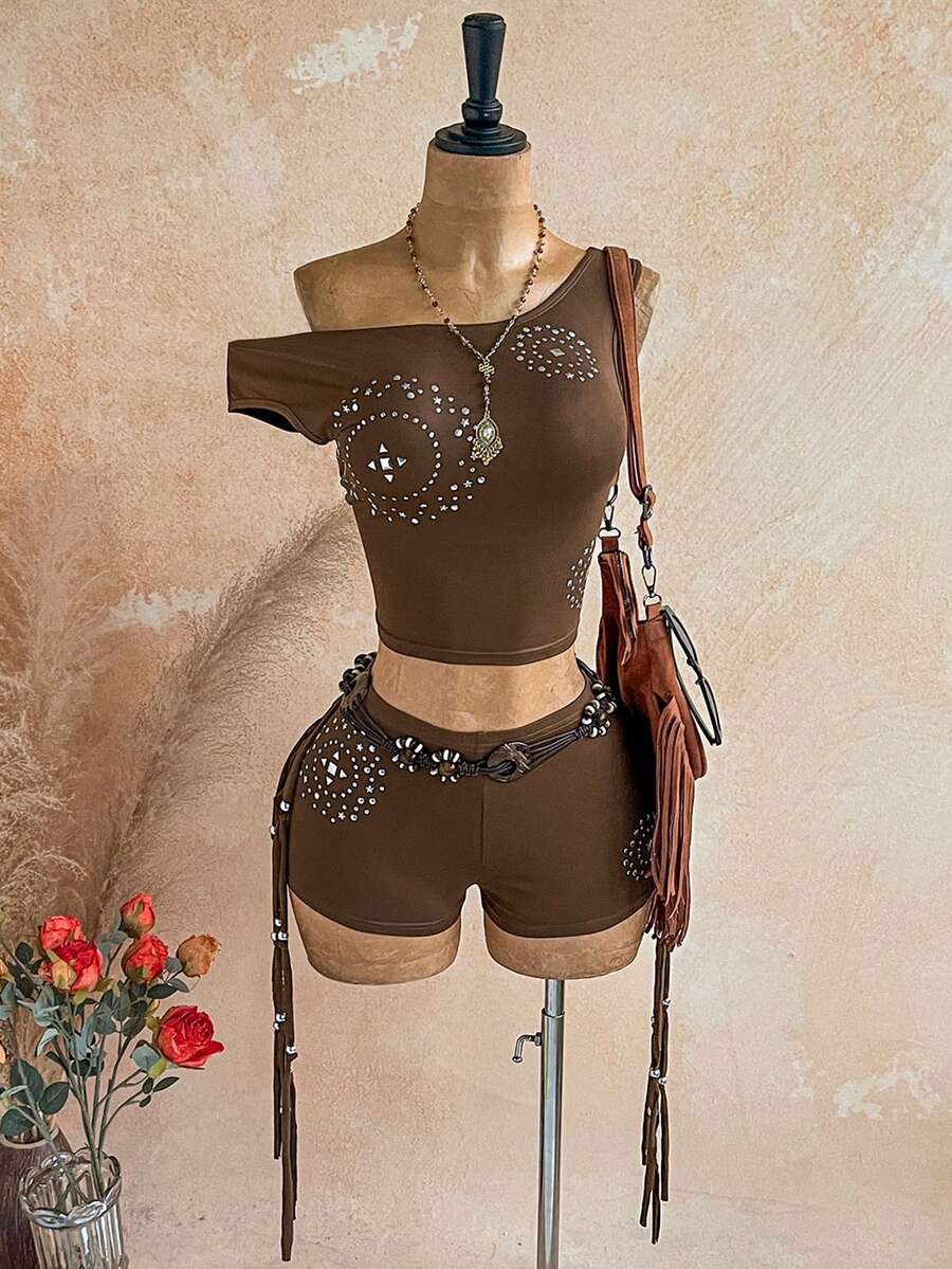 Soleia Bộ thời trang nữ 2 món gồm áo cổ bất đối xứng đính đinh tán và quần short - màu nâu - Xem 1