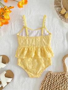 SHEIN Traje de baño de una pieza para bebé niña con textura de punto, decoración de perlas falsas amarillas, decoración de flor de metal y tirantes con volantes - Amarillo - Ver 3