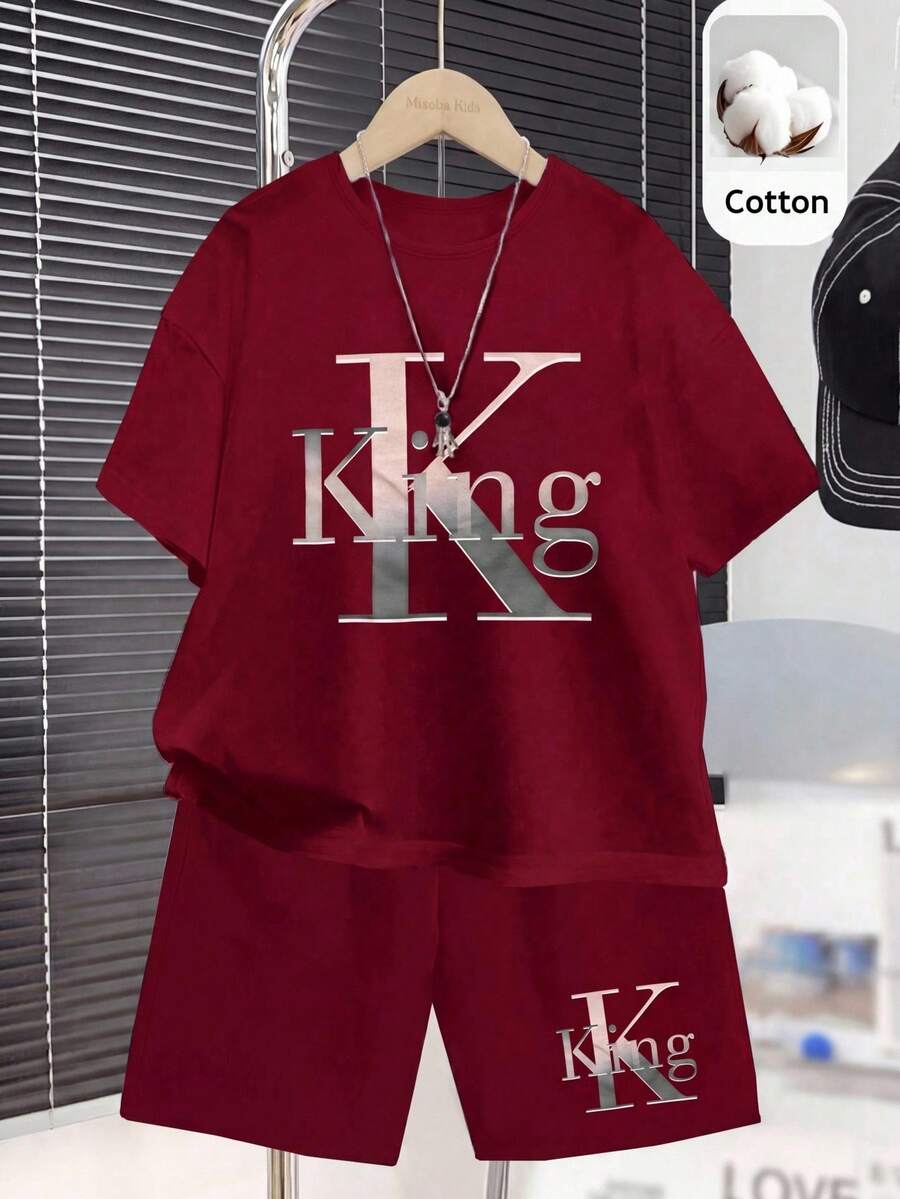 SHEIN Setelan 2 Potong Kaos Lengan Pendek Kerah Bulat dan Celana Pendek Kasual Sederhana untuk Anak Laki-laki Remaja, Cocok untuk Musim Panas, Motif Klasik Modis dengan Teks dan Grafis.