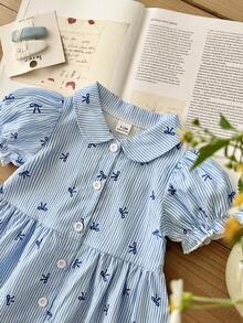 SHEIN Playful Pals 女嬰夏季短袖洋裝，時尚百搭可愛藍白條紋蝴蝶結圖案印花領泡泡袖休閒學院風，清新條紋學院風泡泡袖襯衫短袖洋裝，適合春夏季外出、日常休閒舒適穿著，適合戶外玩耍與度假 - 藍色 - 查看 6