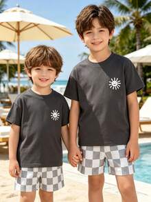 SHEIN Playful Pals 2件組男孩休閒時尚舒適圖案印花圓領落肩上衣與格紋印花短褲，適合春夏、戶外玩耍、日常穿著，柔軟夏季套裝，度假穿搭 - 深灰色 - 查看 3