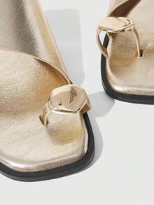 Sleekvia Sandalias planas cómodas y resistentes al desgaste, versátiles, con detalles metálicos para uso en exteriores - Dorado - Ver 5