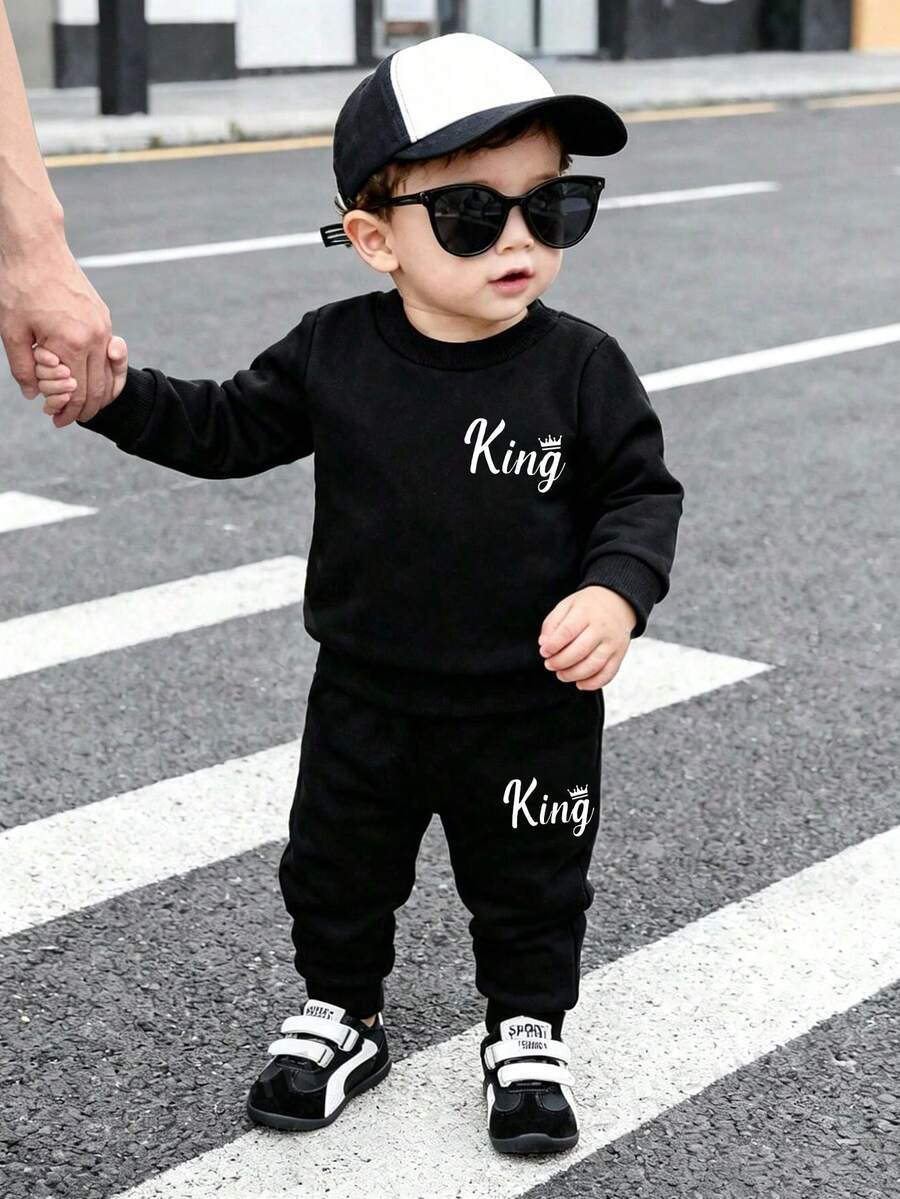 SHEIN Playful Pals 2件/套 男嬰休閒運動復古 King 字母印花黑白秋季休閒海灘長袖運動衫與慢跑褲套裝衣物 - 黑色 - 查看 1