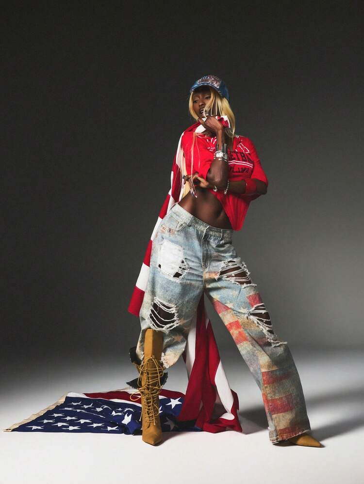 SUMWON WOMEN Jeans amples et déchirés avec imprimé drapeau américain, rayures et étoiles. Denim patriotique pour le 4 juillet