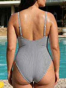 Swim Mod 2026夏季新款藍白條紋印花甜美度假風粗肩帶大尺碼連身泳衣 - 黑與白 - 查看 2