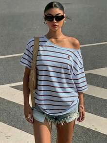 SHEIN EZwear 休閒極簡運動街頭百搭派對聚會機場，藍棕條紋學院風印花圖案T恤，音樂節，夏季，不對稱肩落肩短袖寬鬆女款T恤 - 彩色 - 查看 4