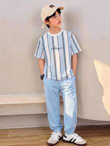 SHEIN 2件/套 青少年男孩新款休閒簡約、學院風、度假風、條紋、King、圓領短袖T恤&短褲套裝，適合夏季、街頭風、日常穿著、外出、居家、度假、春夏時尚、夏季穿搭、輕鬆舒適、兒童分層穿搭、時尚兒童、休閒穿著、兒童運動學院風數位圖案T恤、返校、春夏衣物、返鄉 - 彩色 - 查看 6