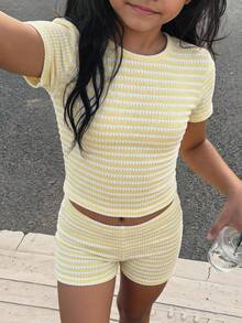 SHEIN 兒童青少年女孩黃色條紋兩件套 黃白針織圓領套頭上衣 + 條紋短褲，休閒、基本、運動風，適合夏季穿搭、度假、休閒 - 黃色 - 查看 10