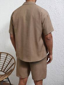 Manfinity Homme 男士休闲日常海滩度假风，INS爆款单品：经典畅销仿亚麻面料碎花纹理棕色短袖衬衫短裤套装，纽扣开襟。亲肤透气，海滩度假的完美之选，也是送给男朋友或老公的绝佳礼物。男士短裤套装，男士两件套服装 - 咖啡棕 - 查看 2
