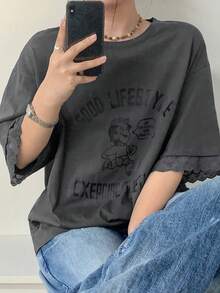 Dazy Plus 大尺碼女款圓領字母印花對比蕾絲袖口短袖T恤 春夏季 - 深灰色 - 查看 1