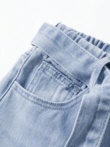 SHEIN 女童2件組牛仔套裝，夏季，柔軟，棉質，休閒，時尚，百搭，舒適，極簡風，無袖牛仔背心，圓領，後開衩單鈕扣，彈性腰圍，蝴蝶結腰帶，經典5口袋修身淺藍水洗2件組牛仔褲套裝，適合日常出遊與度假 - 中等水洗藍 - 查看 5