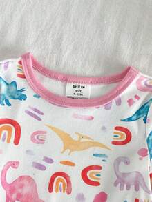 Set Pakaian Santai Bayi Perempuan Lucu dan Ceria dengan Motif Awan Pelangi dan Dinosaurus Berwarna-warni di Seluruh Permukaan, Atasan Lengan Pendek Leher Bulat Pink dengan Tali Serut dan Celana Panjang, Nyaman, Pas di Badan, Terbuat dari Kain Bergaris Elastis Tinggi. - Berwarna merah muda - View 3
