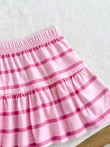 SHEIN Playful Pals 女嬰夏季韓系可愛滿版印花粉色蝴蝶結短袖針織上衣與粉色滿版印花蝴蝶針織裙裝，搭配粉藍條紋底色與俏皮熊圖案，甜美迷人。微喇裙襬增添動感，是女嬰夏季出遊與玩耍的可愛選擇。 - 粉色 - 查看 6