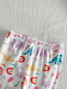 Set Pakaian Santai Bayi Perempuan Lucu dan Ceria dengan Motif Awan Pelangi dan Dinosaurus Berwarna-warni di Seluruh Permukaan, Atasan Lengan Pendek Leher Bulat Pink dengan Tali Serut dan Celana Panjang, Nyaman, Pas di Badan, Terbuat dari Kain Bergaris Elastis Tinggi. - Berwarna merah muda - View 6