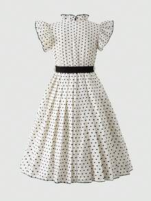 SHEIN 這款女童圓點洋裝展現復古優雅的法式風格。經典黑白小圓點簡約且永恆。荷葉邊飾立領設計細膩柔和，飄逸袖增添活潑少女感。腰部黑色蝴蝶結腰帶修飾身形，百褶大裙擺優雅飄逸。整體端莊甜美且具強烈美感，適合日常穿著、約會、出遊等多種場合 - 杏色 - 查看 2