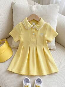 SHEIN Playful Pals 1件女嬰彼得潘領珍珠鈕扣前開短袖洋裝，淺黃色純色華夫格紋軟面料，駱駝刺繡可愛休閒百搭簡約清新時尚POLO領洋裝裙，適合夏季日常出遊、購物、週末公園、遊樂園、旅行、度假、拍照及各種室內/室外場合 - 黃色 - 查看 8