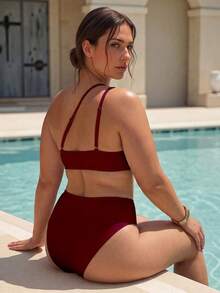 Swim Chiccia 大尺碼女款素色單肩金屬飾邊細肩帶上衣與素色側邊金屬飾邊比基尼泳褲 優雅極簡 2 件式泳衣 - 酒紅色 - 查看 2