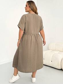 SHEIN CURVE+ Đầm midi nữ size lớn tay ngắn màu kaki, phong cách thời trang thường ngày thoải mái, dáng rộng, cơ bản đa năng, có túi, kiểu đơn giản, trang phục mùa xuân/hè - Màu Khaki - Xem 2