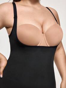 SHAPORA Bodysuit Modelador Feminino Plus Size Minimalista e Versátil com Recortes em Tela e Retalhos - Preto - Visão 6