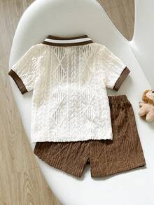 SHEIN Playful Pals 2件組男嬰夏季奶油色與咖啡色復古學院風菱格紋鏤空撞色POLO領短袖上衣搭配紋理短褲套裝，寬鬆舒適版型，適合日常出遊、休閒旅行、家庭聚會、拍照 - 棕色 - 查看 2