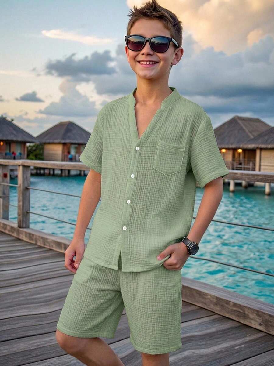 SHEIN 青少年男孩素色小圓領短袖鈕扣襯衫與彈性腰短褲2件套,適合通勤、上學、日常休閒、外出、運動,春夏季適用 - 綠色 - 查看 1
