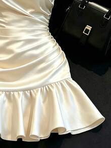 SHEIN Franclia 香檳色緞面洋裝，柔和光澤質感，不對稱肩部蝴蝶結設計，細緻側邊肩帶，收腰褶皺修飾身形，荷葉邊裙襬，貼身剪裁，優雅微性感，約會與派對完美之選 - 米色 - 查看 4