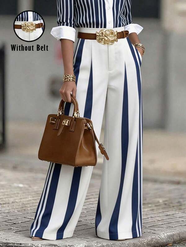 SHEIN Pantalones anchos de cintura alta con estampado de rayas azules y blancas en contraste, de estilo francés de viaje para mujer. Hechos de tela con caída y textura suave; el diseño de cintura alta optimiza la proporción corporal, los detalles plisados agregan capas dinámicas, el contraste de rayas verticales azules y blancas inyecta vitalidad fresca, el adorno de botón metálico único agrega un toque refinado, la silueta holgada y de pierna ancha oculta los defectos. Adecuado para el viaje diario, salidas casuales, un artículo versátil para looks relajados.