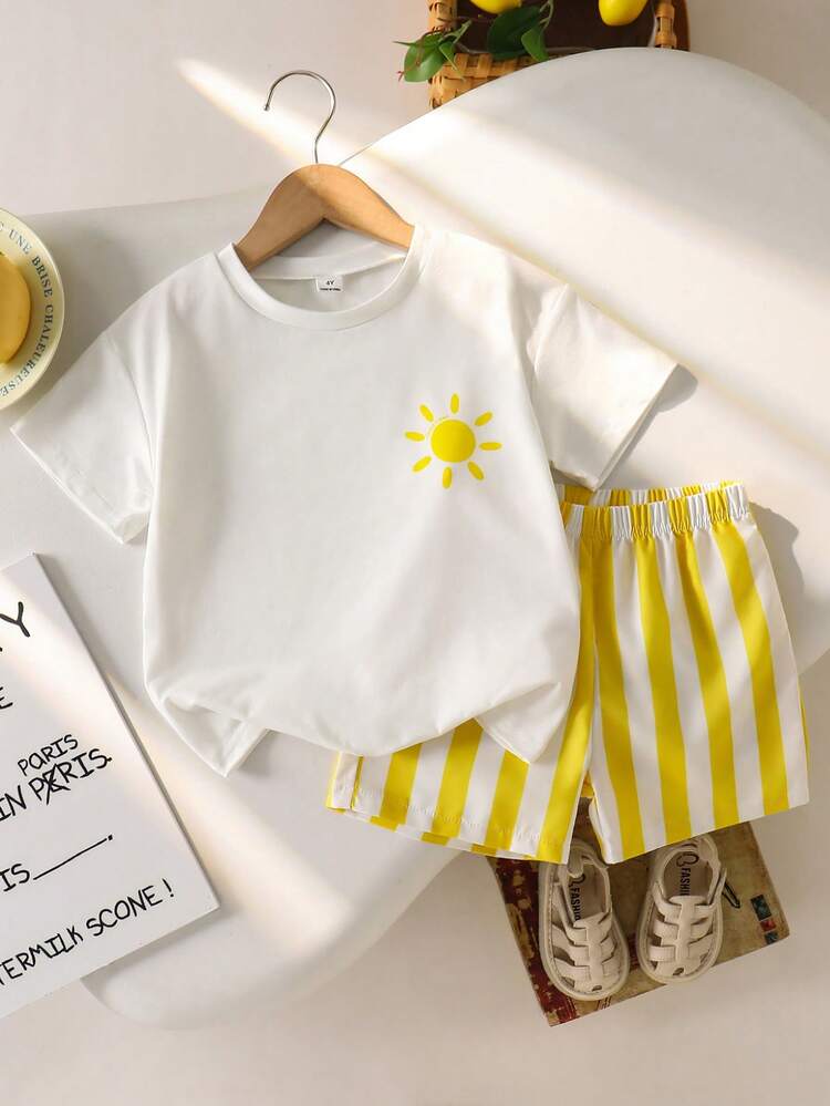 SHEIN Playful Pals Bộ 2 món áo thun cổ tròn vai trễ in họa tiết đồ họa và quần short in sọc phong cách thời trang thường ngày thoải mái cho bé trai chập chững, phù hợp mùa xuân/hè, chơi ngoài trời, mặc hàng ngày đa năng, quần áo mùa hè mềm mại, đi du lịch - Màu vàng - Xem 4