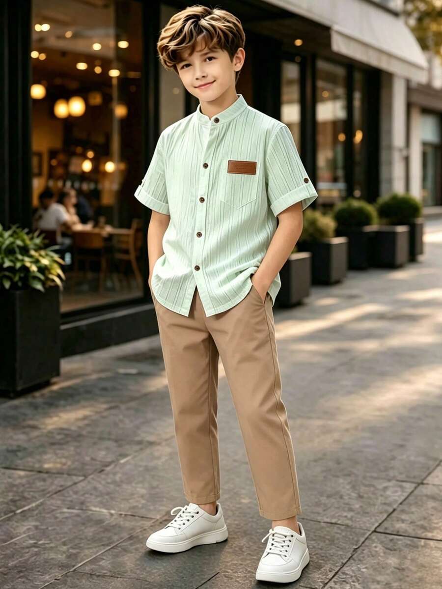 SHEIN 大童中童男童休閒通勤風綠色紋理條紋面料小領短袖襯衫 + 休閒卡其長褲，適合日常穿著、戶外活動、通勤、上學、短途旅行、假期、旅遊、婚禮、舞會、畢業襯衫